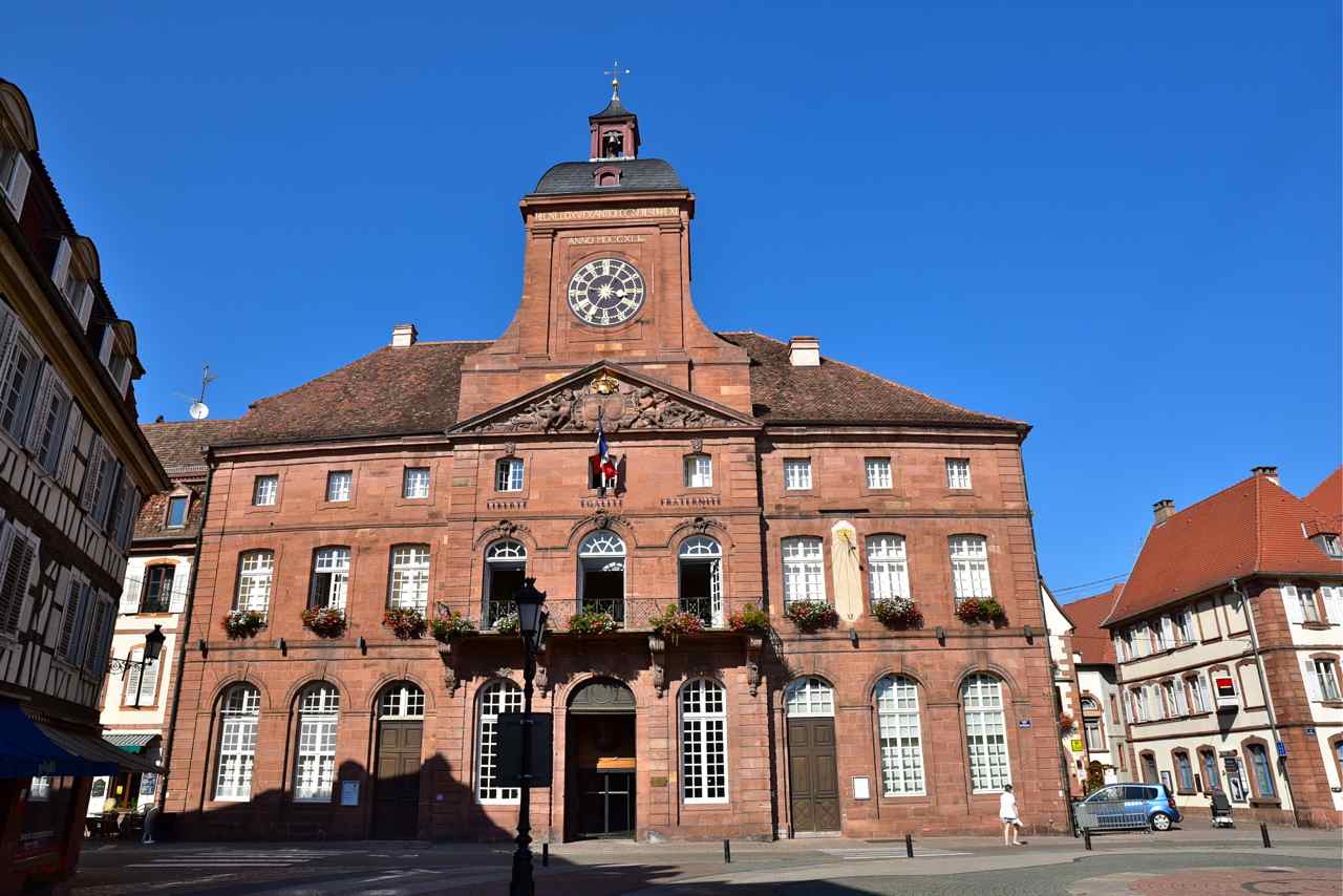 Le nouvel hôtel de Ville (Rathaus) conçu par l'architecte Joseph Massol, Wissembourg